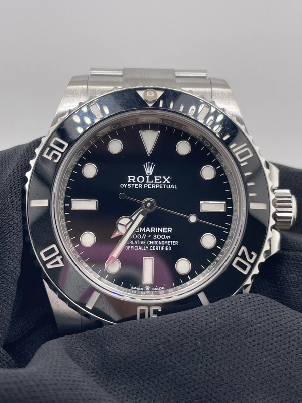 Rolex Submariner No-Date Black Dial on Oyster Ref. 124060 Card 2021 view 3