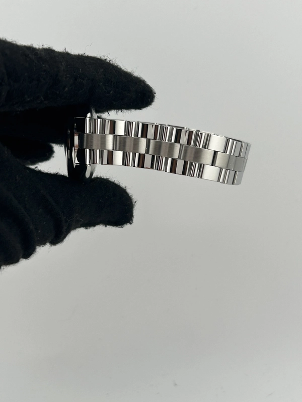 Cartier Cle de Cartier Silver Roman Numerals Dial on Stainless Steel Bracelet Ref. WSCL0005 Papers 2019 view 5