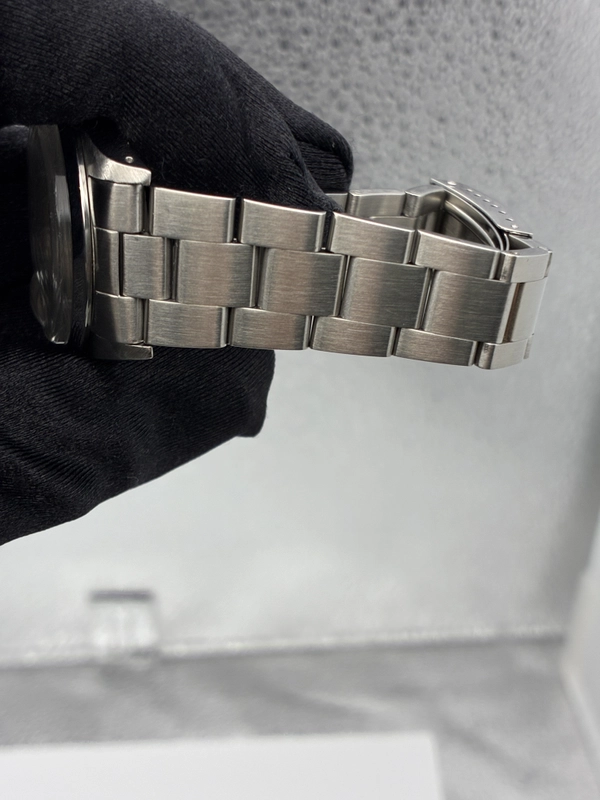 Rolex Oyster Perpetual Date Silver Stick Dial on Oyster Ref. 15000 1988 view 4