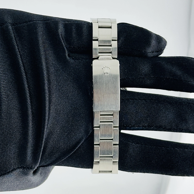 Rolex Air-King Silver Dial on Oyster Ref. 5500 Papers 1975 view 3
