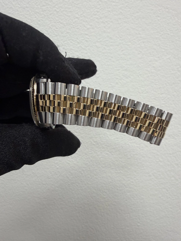 Rolex Datejust 36 Champagne Diamond Dial on Jubilee Ref. 16233 Papers 1988 view 4