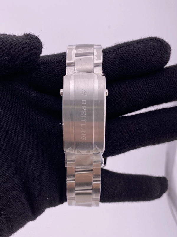 Breitling Avenger Automatic Black Dial on Bracelet Ref. A17328101B1A1 Complete 2026 view 4
