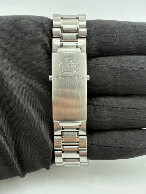 Omega Seamaster Diver 300 M Black Dial on Stainless Steel Bracelet Ref. 2254.5 view 4