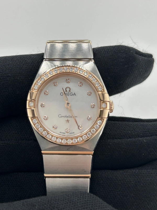 Omega Constellation White Mop Dial on Rose Gold And Stainless Steel Bracelet Ref. 131.25.25.60.55.001 view 3