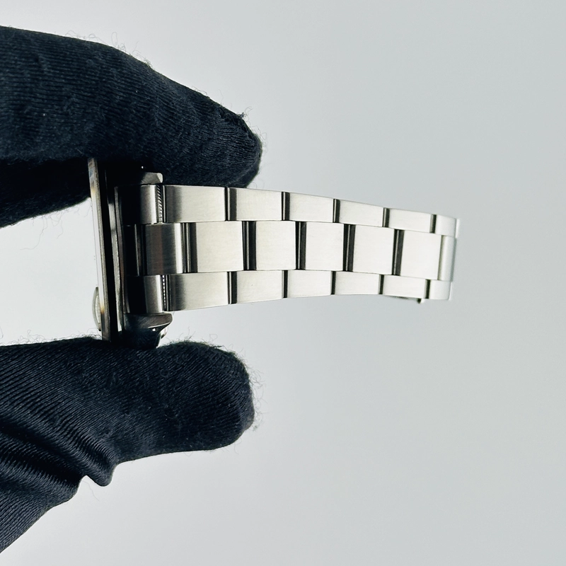 Rolex Oyster Perpetual Date Champagne Stick Dial on Oyster Bracelet Ref. 15200 1990 view 5