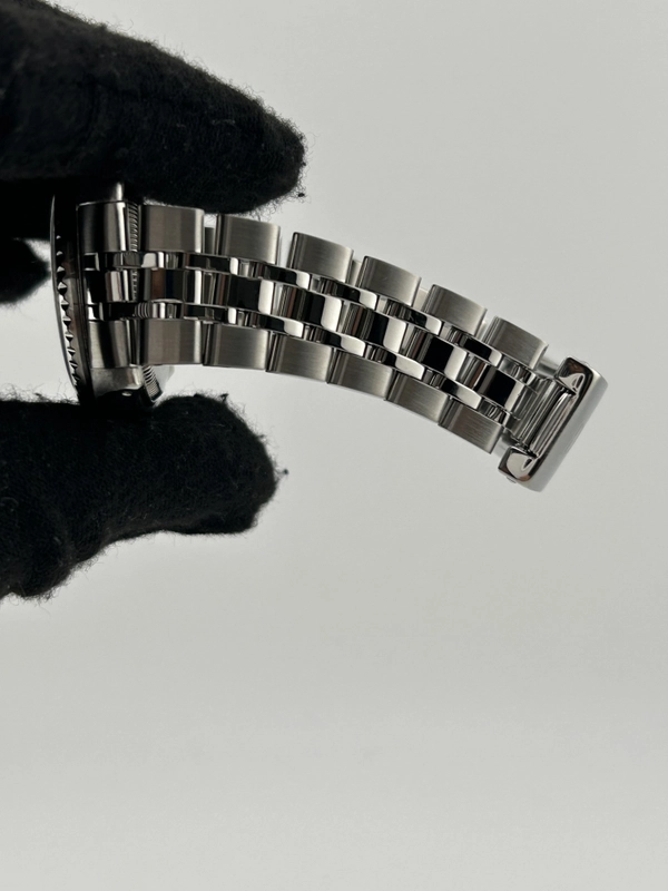Tudor Prince Date Mini-Sub Black Dial on Stainless Steel Bracelet Ref. 73190 view 5