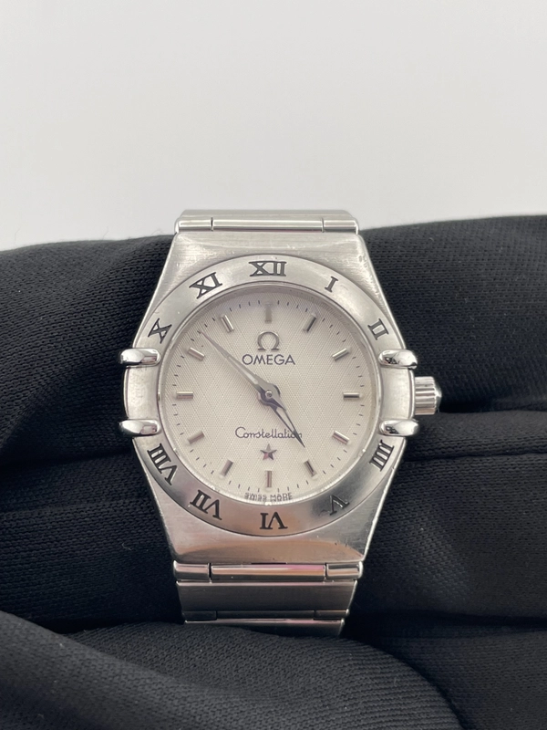 Omega Constellation White Dial on Stainless Steel Bracelet Ref. 1562.3 view 3
