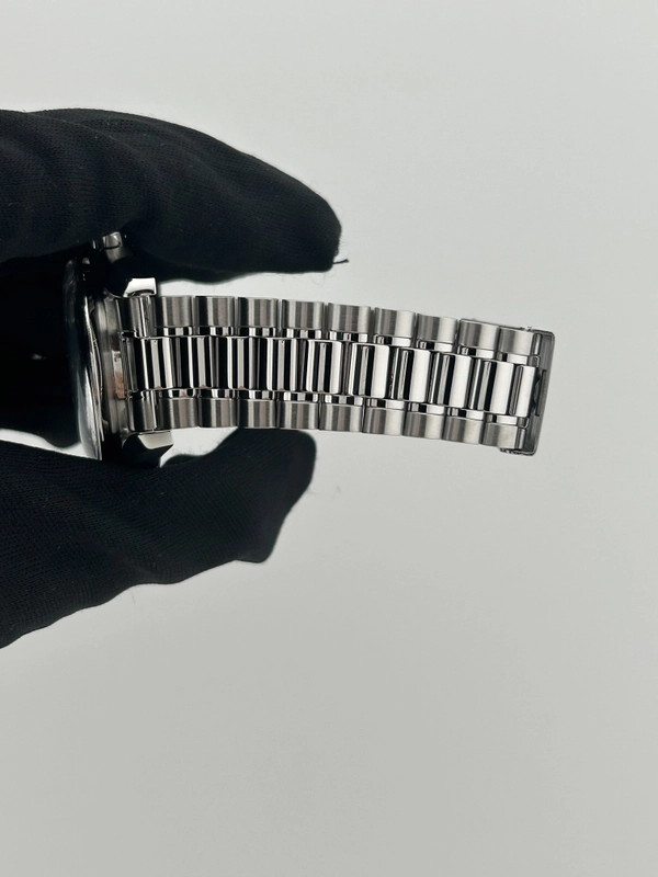 Omega Speedmaster Reduced Black Dial on Stainless Steel Bracelet Ref. 3510.50 view 5