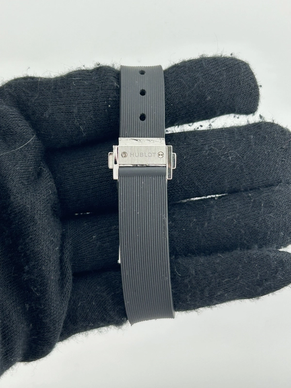 Hublot Classic Fusion Black Dial on Rubber Strap Ref. 582.NX.1170.RX.1704 Card Open Date view 4