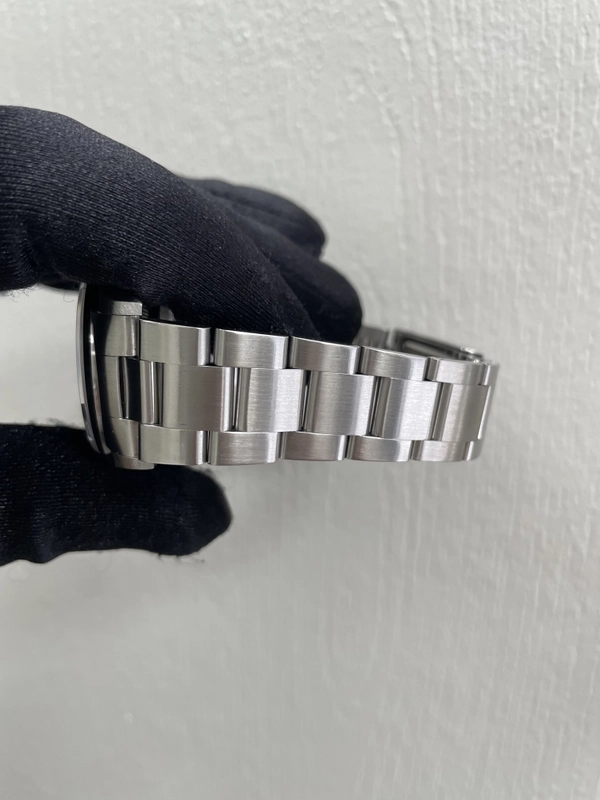 Rolex Datejust Silver Dial on Oyster Ref. 16200 Papers 2005 view 4