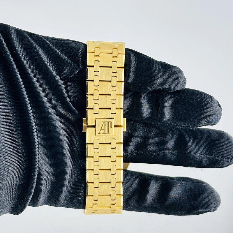 Audemars Piguet Royal Oak Selfwinding Chronograph Blue Dial on Yellow Gold Ref. 26331BA.OO.1220BA.01 Card 2020 view 4