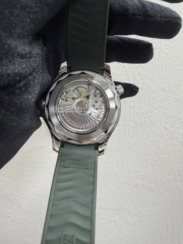 Omega Seamaster Diver 300M Co-Axial Master Chronometer Green Dial on Rubber Strap Ref. 210.32.42.20.10.001 Card Open Date view 5