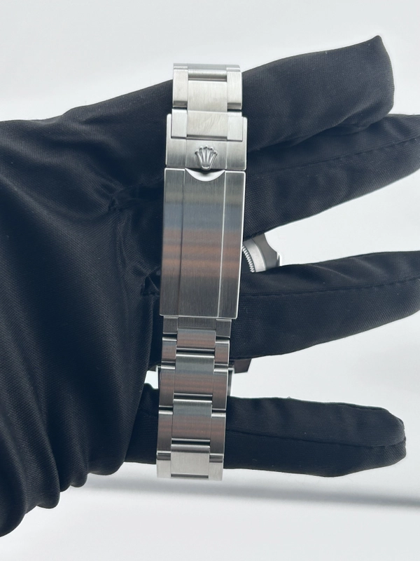 Rolex Submariner Black Dial on Oyster Ref. 116610LN Card view 4