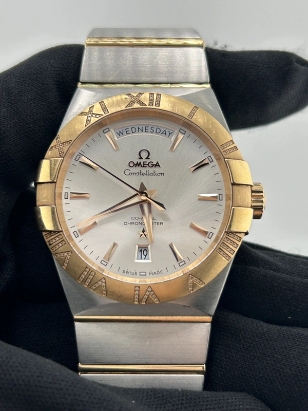 Omega Constellation Day/Date Silver Dial on Stainless Steel And Red Gold Bracelet Ref. 123.25.38.22.02.001 Complete 2018 view 3