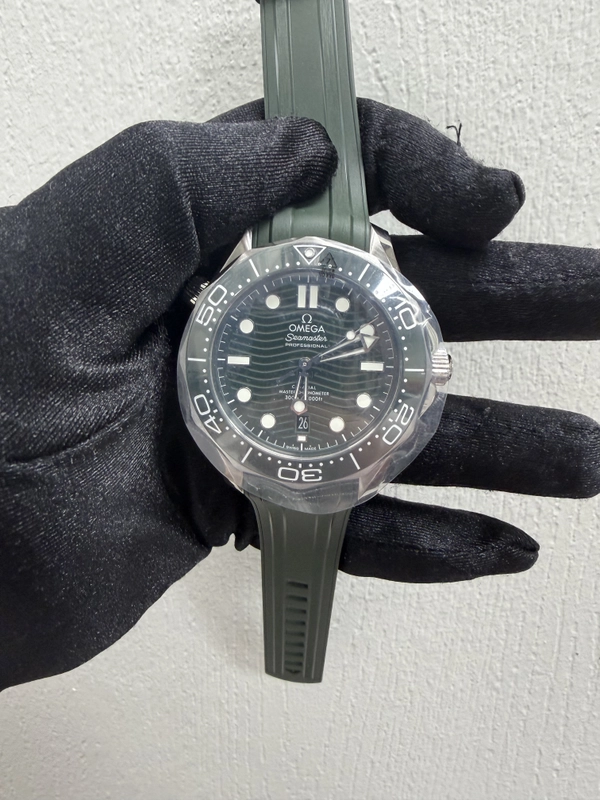 Omega Seamaster Diver 300M Co-Axial Master Chronometer Green Dial on Rubber Strap Ref. 210.32.42.20.10.001 Card Open Date view 2