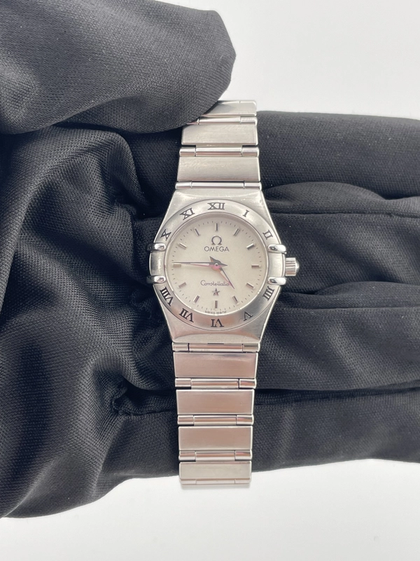 Omega Constellation White Dial on Stainless Steel Bracelet Ref. 1562.3 view 2