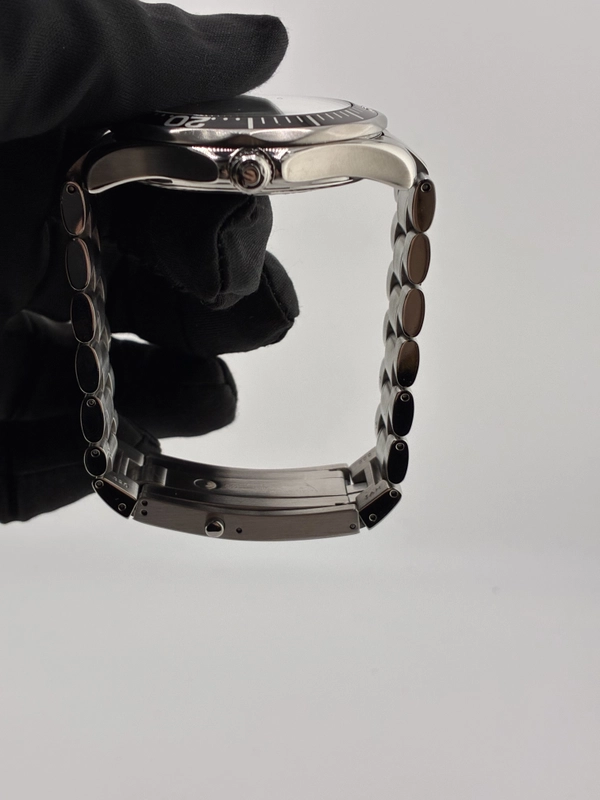 Omega Seamaster Diver 300 M Black Dial on Stainless Steel Bracelet Ref. 2254.5 view 6