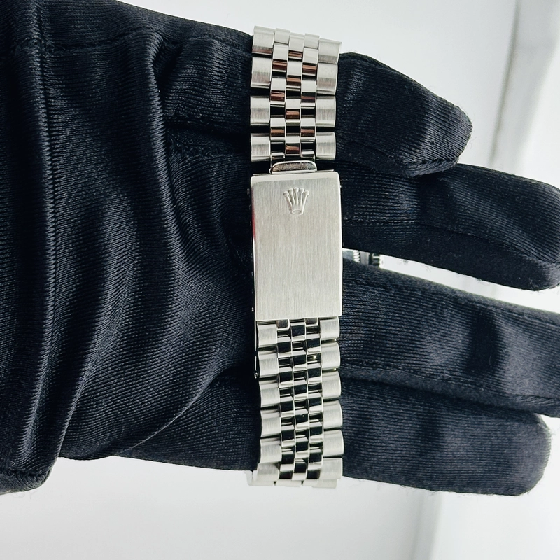 Rolex Datejust Salmon Roman Dial on Jubilee Ref. 16220 1991 view 2