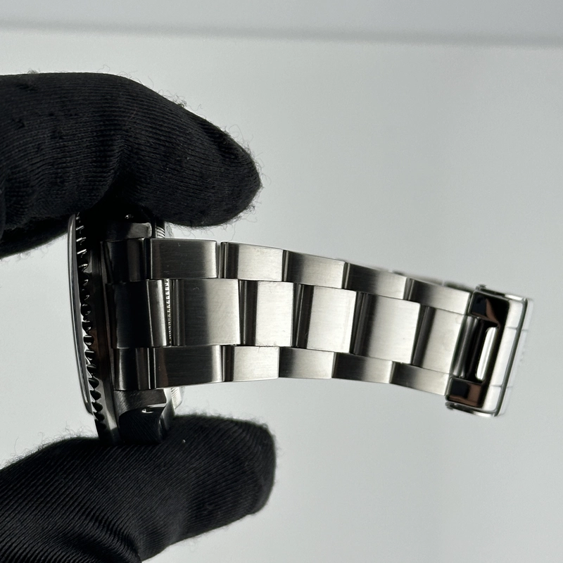 Rolex Sea-Dweller Black Dial on Oyster Ref. 16600 Papers 2000 view 3