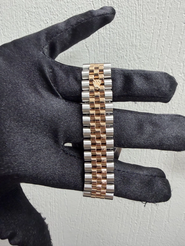 Rolex Datejust Turn-o-Graph Silver / Rose Stick Dial on Jubilee Hidden Clasp Ref. 116261 2005 view 3