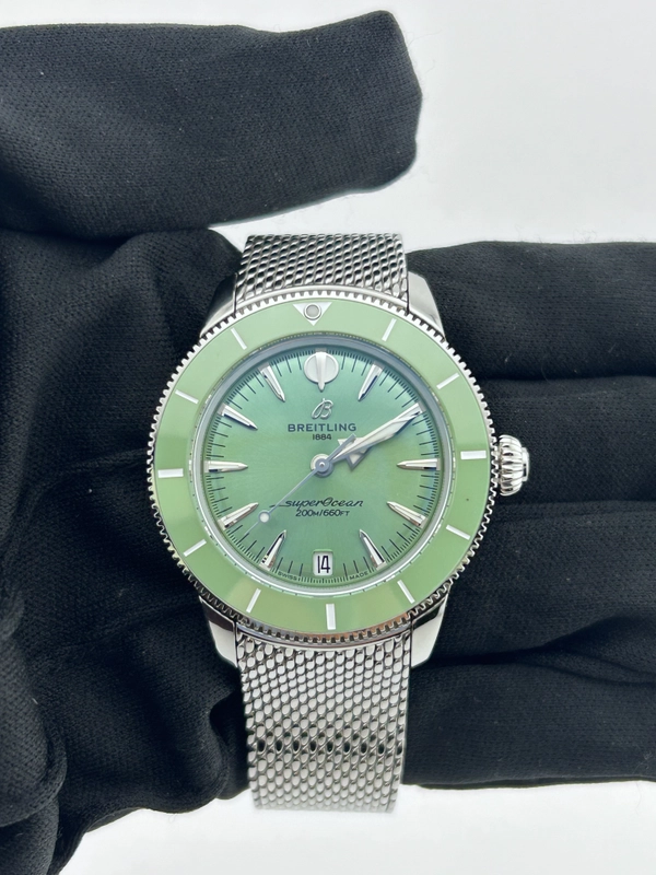 Breitling Superocean Heritage Green Dial on Mesh Metal Bracelet Ref. A10390 Complete view 2