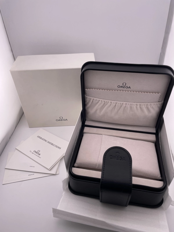 Omega Speedmaster Broad Arrow Black Dial on Stainless Steel Bracelet Ref. 3594.50 Complete 1999 view 8