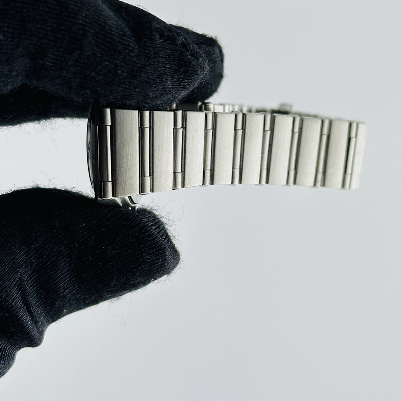 Omega Constellation White Dial on Stainless Steel Bracelet Ref. 1562.30.00 view 5