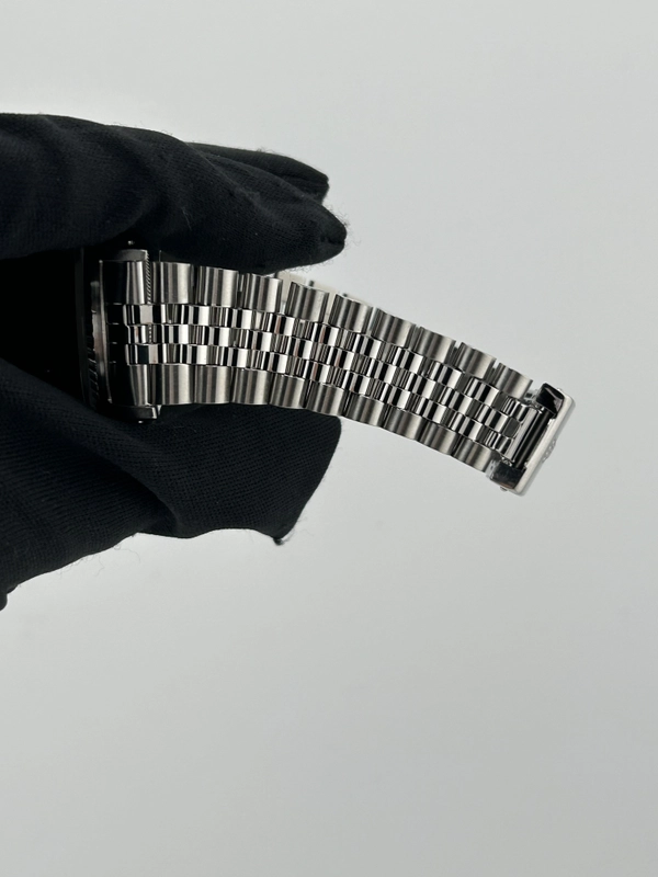 Rolex Datejust Silver Stick Dial on Jubilee D Link Bracelet Ref. 16220 1992 view 5