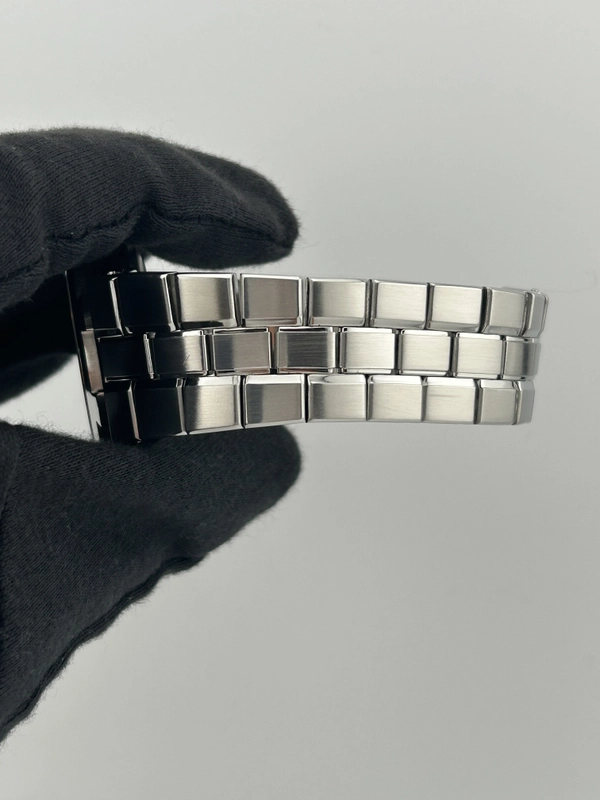 Vacheron Constantin Overseas Silver Dial on Stainless Steel Ref. 49140/423A-8790 Complete 2004 view 5