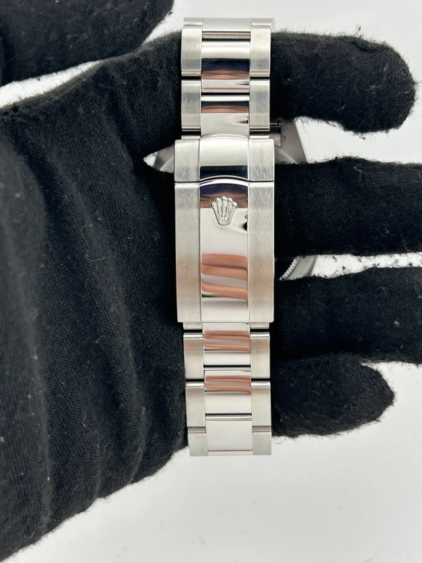 Rolex SkyDweller Black Index Dial on Oyster Steel Bracelet Ref. 326934 Card 2023 view 4