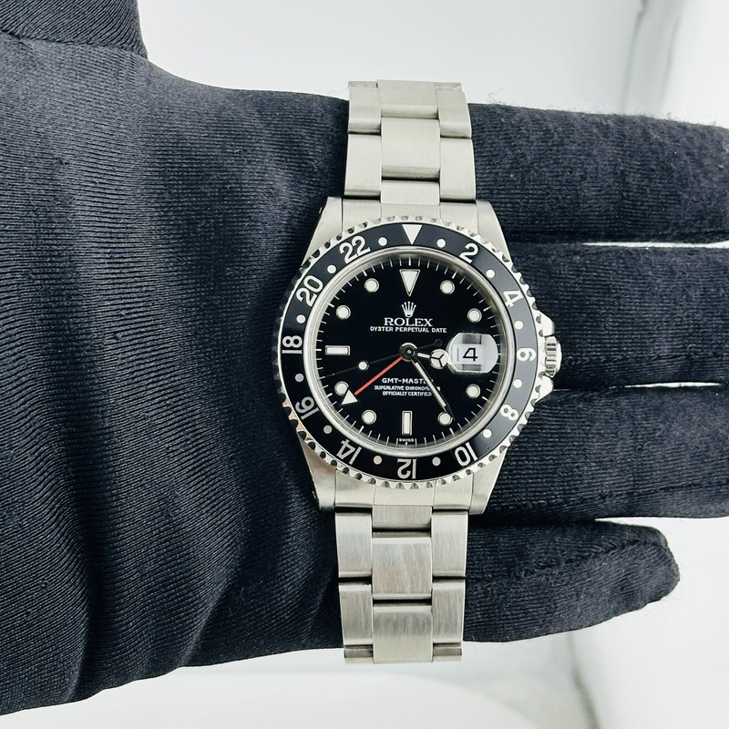 Rolex GMT-Master Black Dial on Oyster Ref. 16700 Papers 2000 view 2