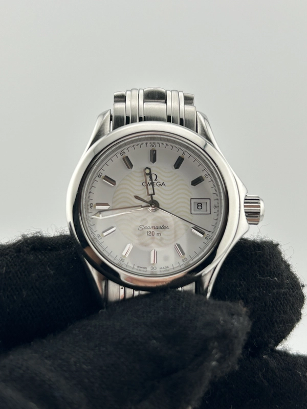 Omega Seamaster 120m Silver Dial on Stainless Steel Bracelet Ref. 2581.31.00 view 3
