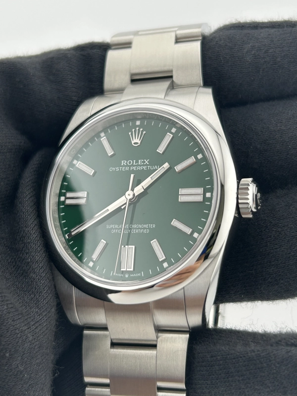 Rolex Oyster Perpetual 41 Green Dial on Oyster Ref. 134300 Card 2026 view 3