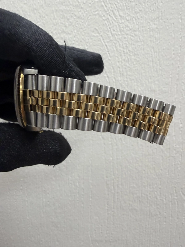 Rolex Datejust 36 Champagne Diamond Dial on Jubilee Ref. 16233 Papers 1991 view 4