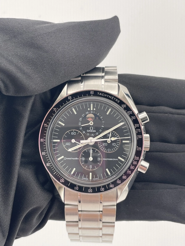 Omega Speedmaster Professional Moonwatch Black Dial on Stainless Steel Bracelet Ref. 3576.5 view 2