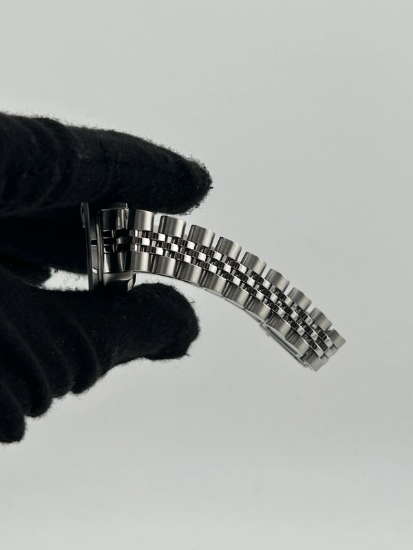 Rolex Date Lady White Dial on Stainless Steel Bracelet Ref. 69190 1996 view 5
