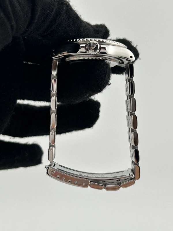 Tudor Prince Date Mini-Sub Black Dial on Stainless Steel Bracelet Ref. 73190 view 6