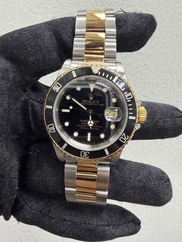 Rolex Submariner Black Dial on Oyster Ref. 16613 Papers 1990 view 2