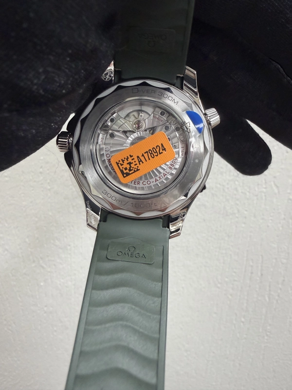 Omega Seamaster Diver 300M Co-Axial Master Chronometer Green Dial on Rubber Strap Ref. 210.32.42.20.10.001 Card Open Date view 3