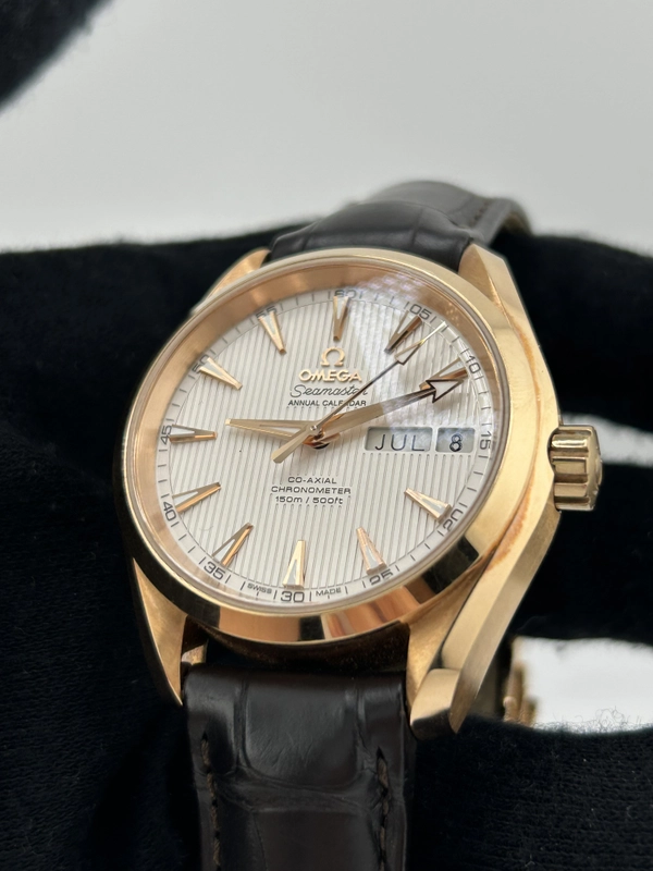 Omega Seamaster Silver Tapestry Dial on Leather Ref. 231.53.39.22.02.001 Complete Open Date view 3