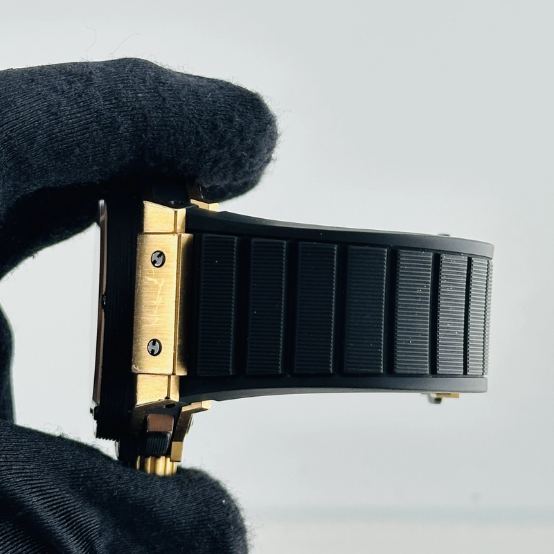 Hublot King Power Foudroyante Black Dial on Rubber Rose Gold Folding Clasp Ref. 715.PX.1128.RX 18K view 5
