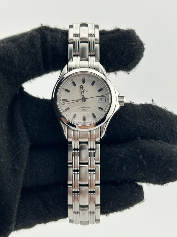 Omega Seamaster 120m Silver Dial on Stainless Steel Bracelet Ref. 2581.31.00 view 2