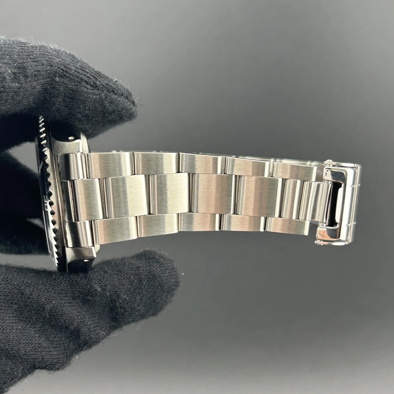 Rolex Submariner No Date Black Dial on Oyster Ref. 14060 Papers 1994 view 4