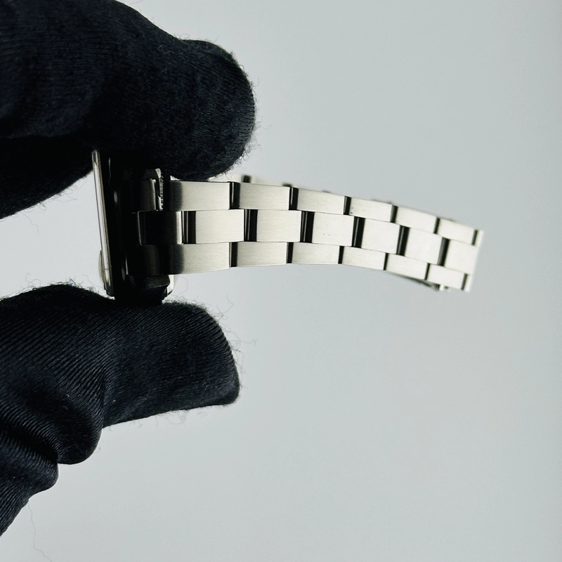 Rolex Oyster Perpetual Date Silver Stick Dial on Oyster Bracelet Ref. 79190 2000 view 4