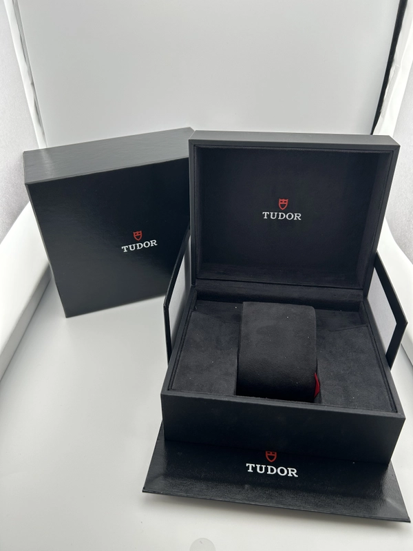 Tudor Black Bay Black Dial on Stainless Steel Bracelet Ref. 79230N Complete Open Date view 7