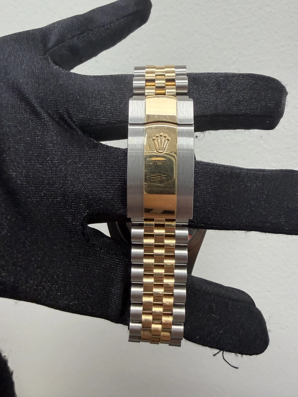 Rolex SkyDweller Champagne Dial on Jubilee Ref. 326933 Card 2021 view 3