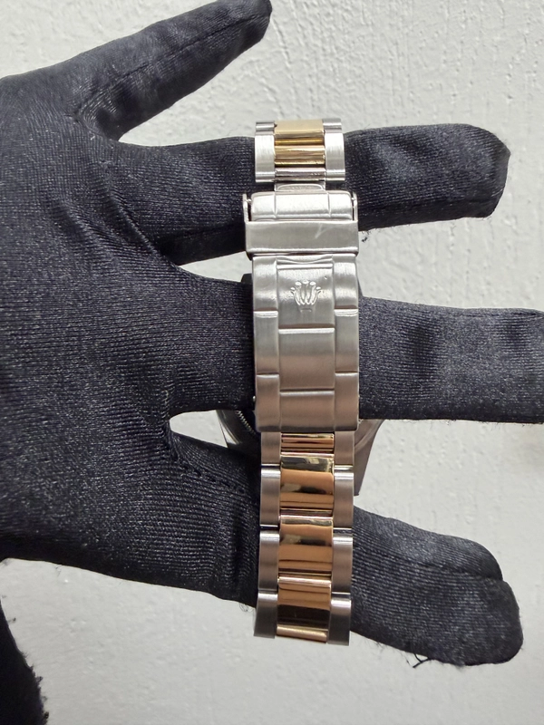 Rolex Submariner Black Dial on Oyster Ref. 16613 Papers 1990 view 3