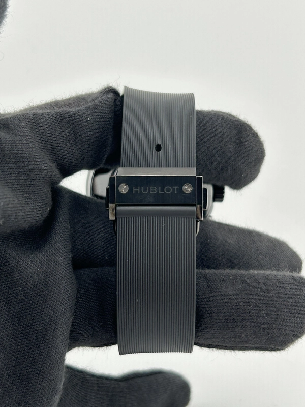 Hublot Classic Fusion Chronograph Black Carbon Effect Dial on Black Rubber Band Ref. 541.CM.1171.RX Complete 2019 view 4