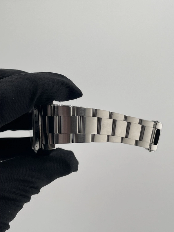Rolex Explorer II Black Dial on Oyster Steel Bracelet Ref. 16570 1999 view 5