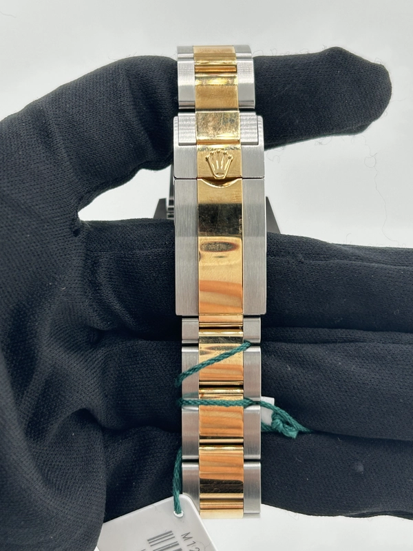 Rolex Explorer I Black Dial on Oyster Ref. 124273 Card 2022 view 4